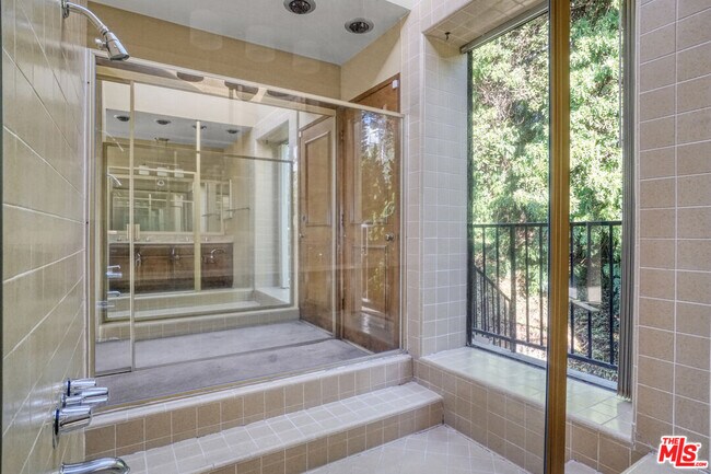 Building Photo - 364 Pershing Dr