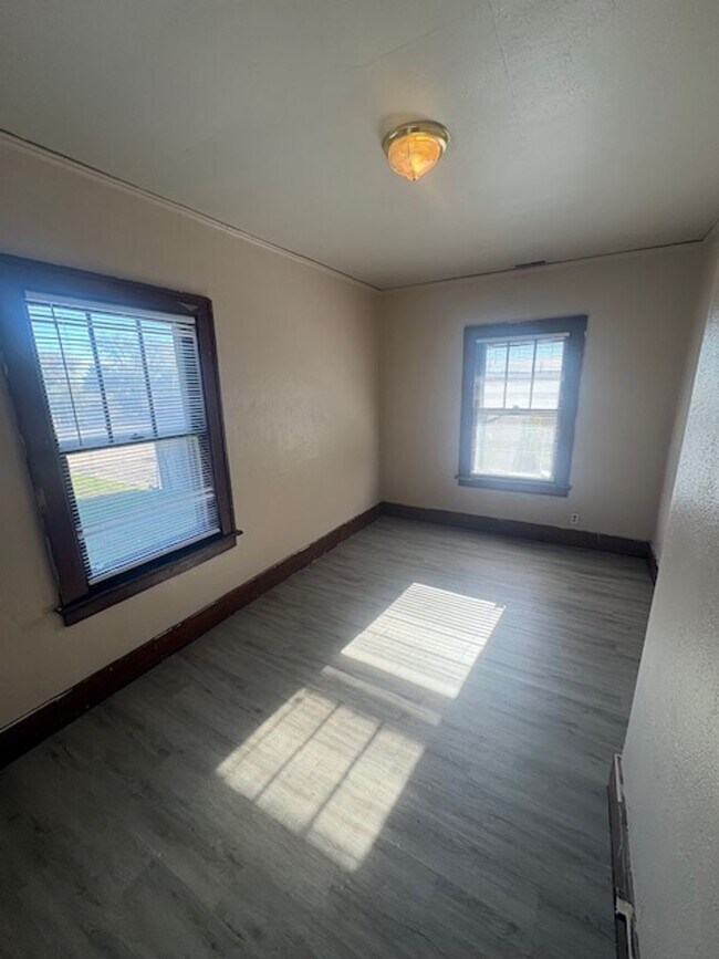 Building Photo - 1208 NE Jefferson Ave