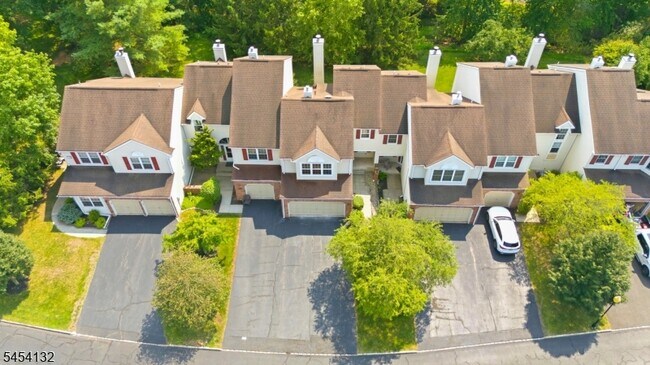 Building Photo - 703 Porter Way W