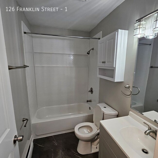 Building Photo - Cozy 1-Bedroom Apartment - Available April...