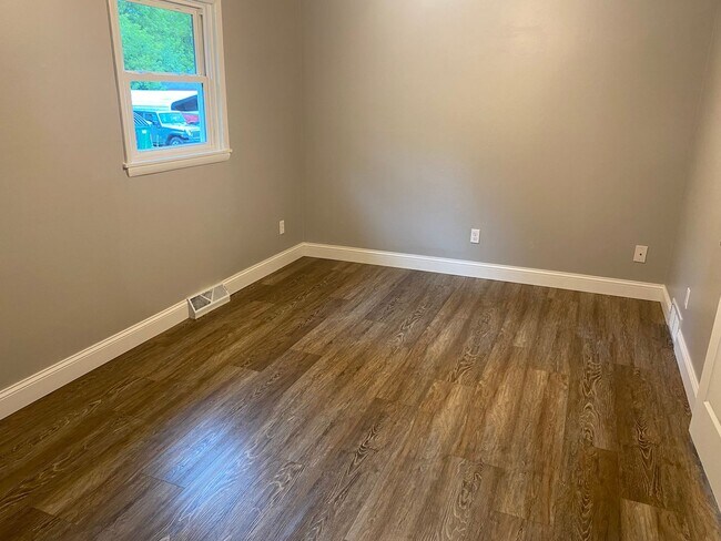 Building Photo - Updated 1-Bedroom House With Large Backyard