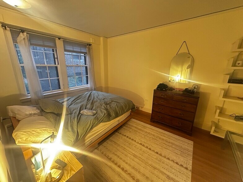 Building Photo - 988 Memorial Dr