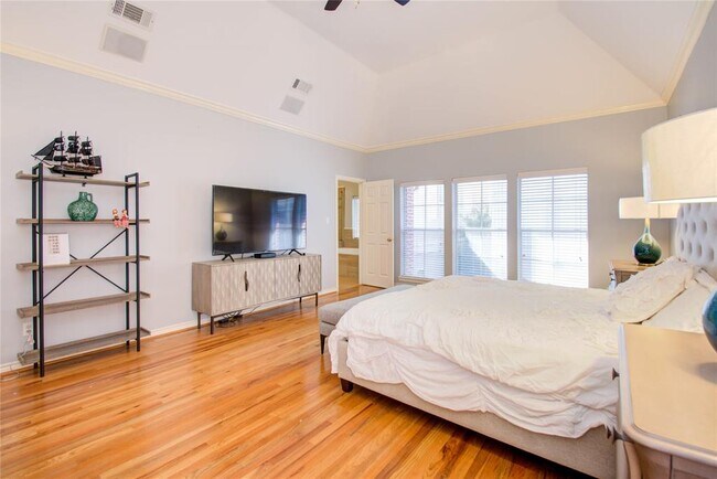 Building Photo - 1812 Staffordshire Crescent