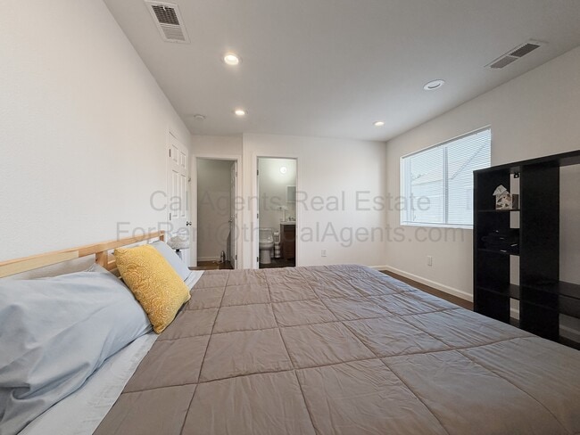 Building Photo - 1532 32nd St