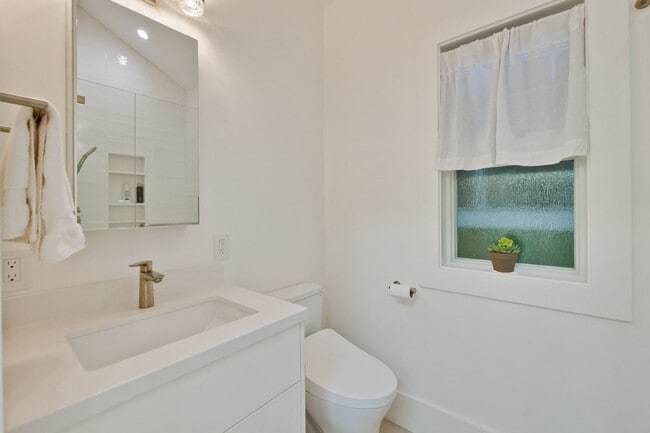 Building Photo - Beautiful 1 Bed 1 Bath Cottage in Highly D...
