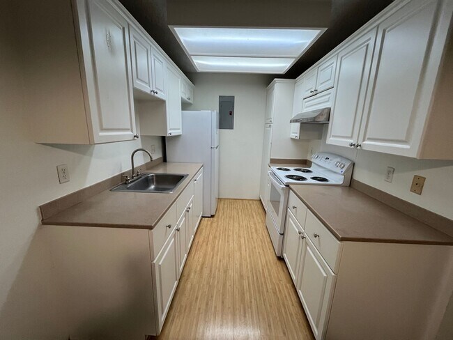 Building Photo - Royal Palm (Waipio) - Upstairs 2 bedrooms,...