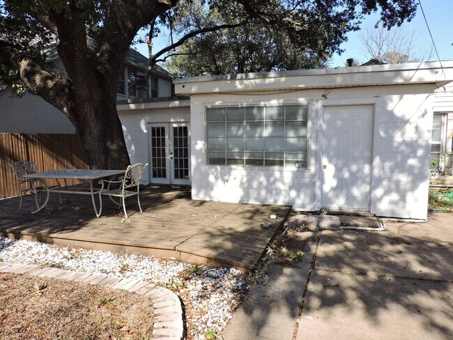 Building Photo - Westcliff - TCU area four bedroom home for lease