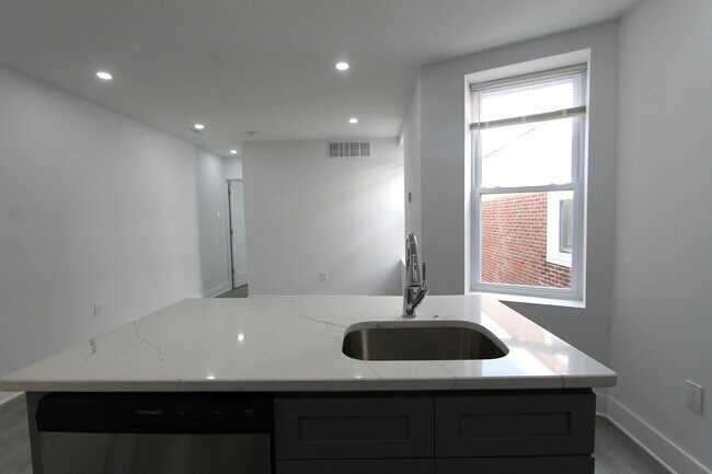 Building Photo - 103 E Coulter St