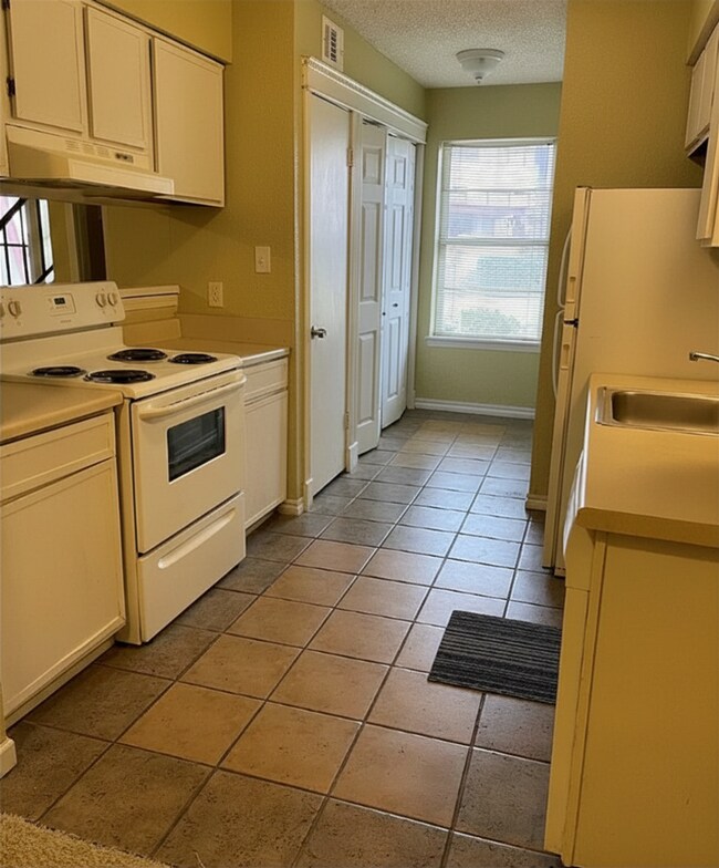 Building Photo - Spacious 2 Bed / 2 Bath Unit in Tulsa