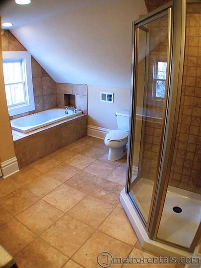 Building Photo - 264 E Kossuth St