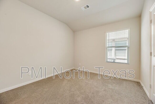 Building Photo - 3904 High Valley Dr
