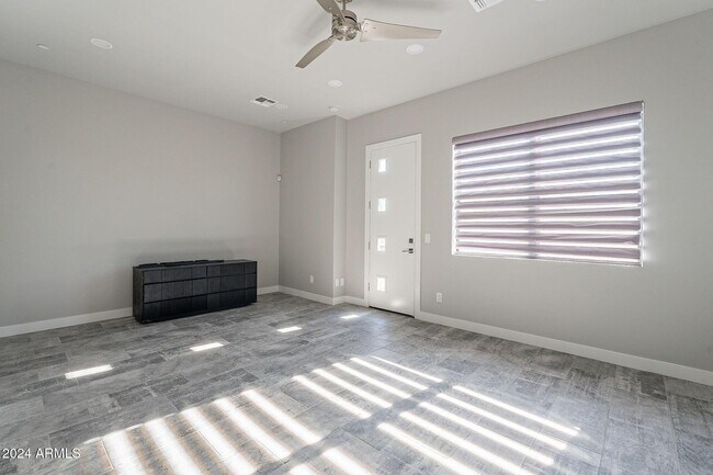 Building Photo - 2645 E Osborn Rd