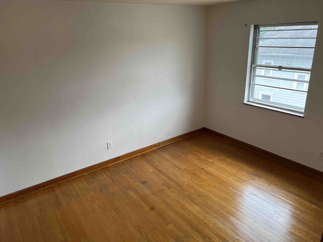 smaller bedroom - 705 Broadway Blvd