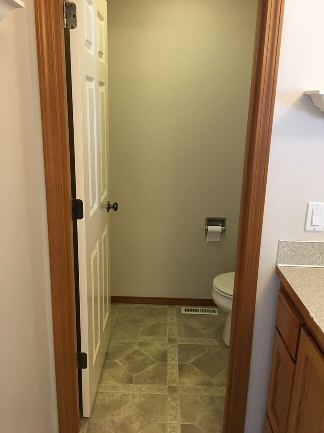 Building Photo - Large 4 bedroom house that is Pet Friendly!