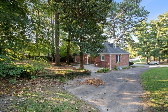 Building Photo - 3405 Hillvale Rd