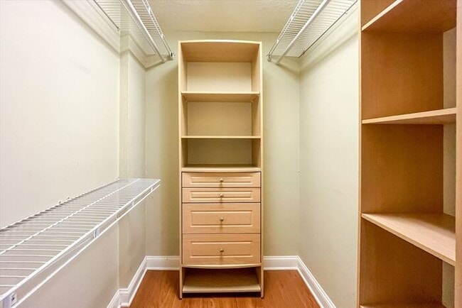 Building Photo - Executive Lakefront Living – 3 Bed, 2.5 Ba...