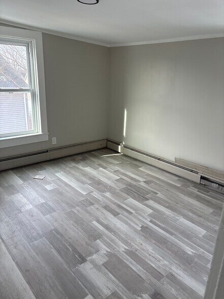 Building Photo - 47 Maple Ave