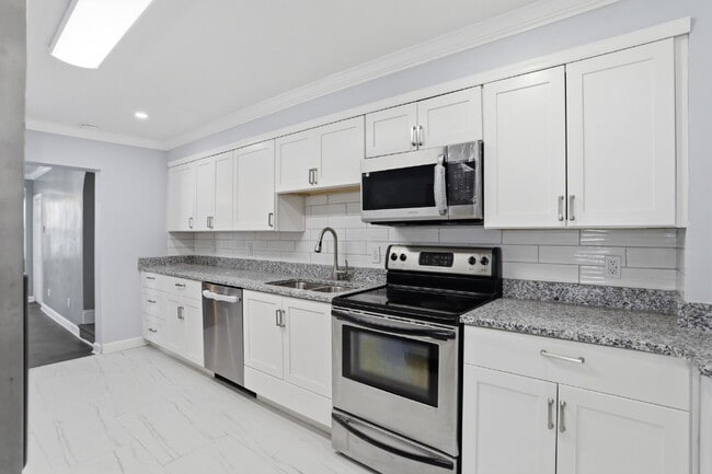 Building Photo - Beautiful Duplex with Charm