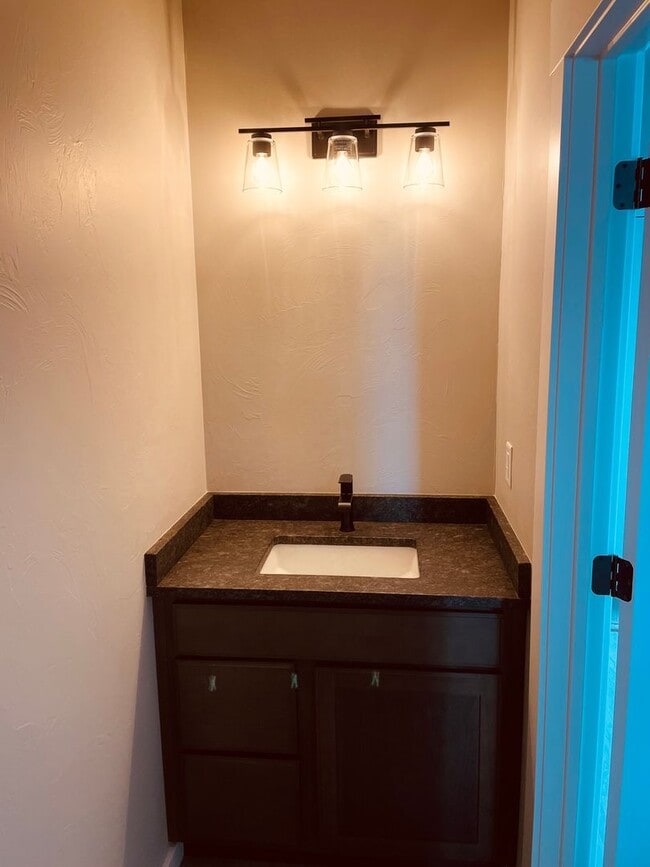 Building Photo - 3 Bd / 2.5 Bath