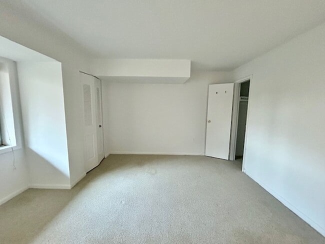 Building Photo - 10300 Westlake Dr