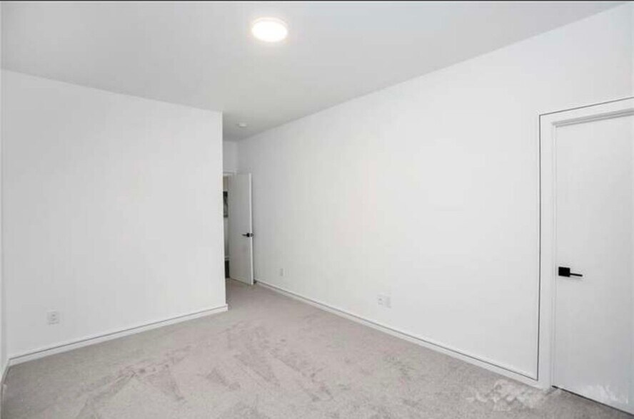 Building Photo - 2108 Roslyn Ave