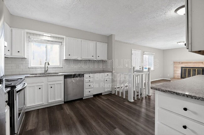 Building Photo - 4835 Almont Dr