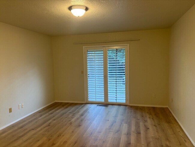 Building Photo - Three bedroom West Norman
