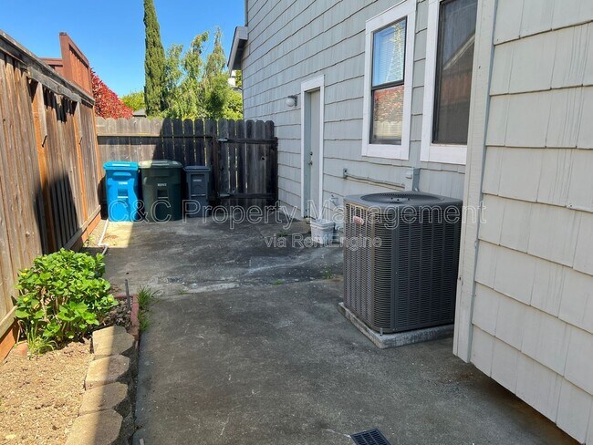 Building Photo - 293 Saybrook Way