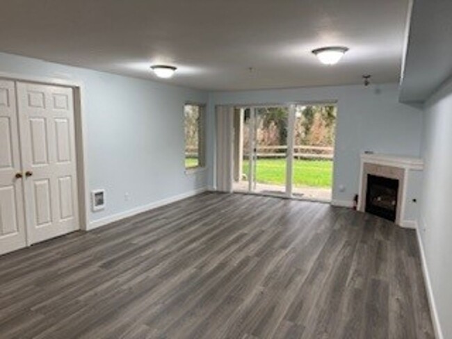 Building Photo - 2 bedroom 2 bath First Floor Condo w/1 Car...