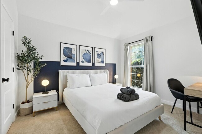 Building Photo - 11911 Rocky Point Dr