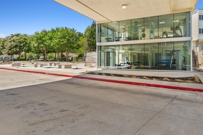 Building Photo - 604 N Bluff Dr
