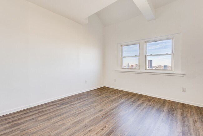 Building Photo - AVAILABLE NOW - Beautiful 3 Bedroom Home w...