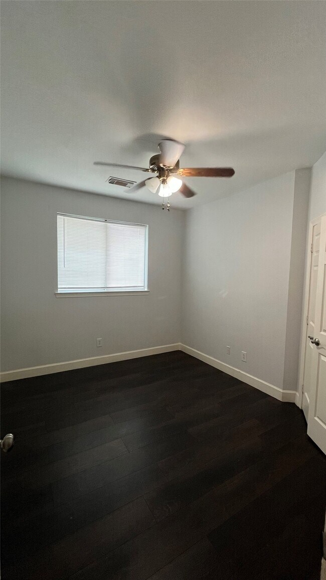 Building Photo - 2402 Raintree Village Dr