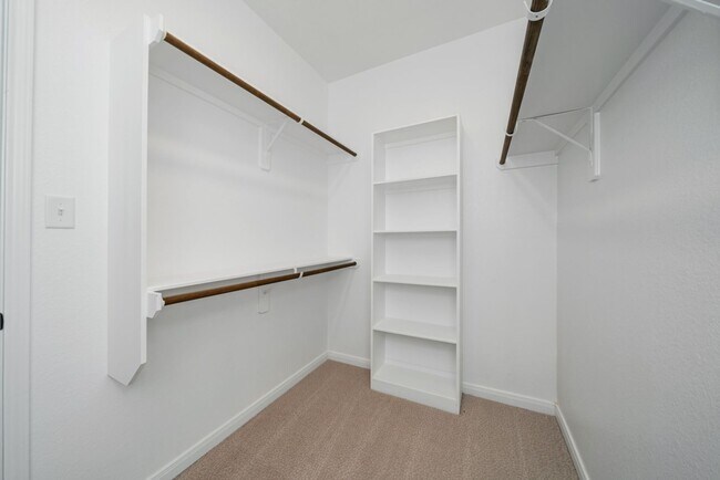 Building Photo - Spacious Townhome Available For the New Year!