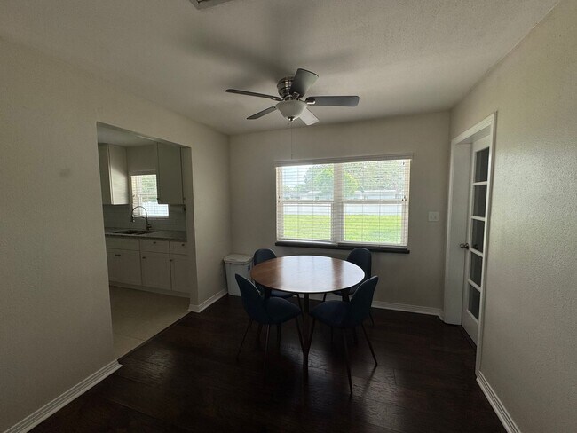 Building Photo - Charming Home, Fenced Backyard, Near Downtown