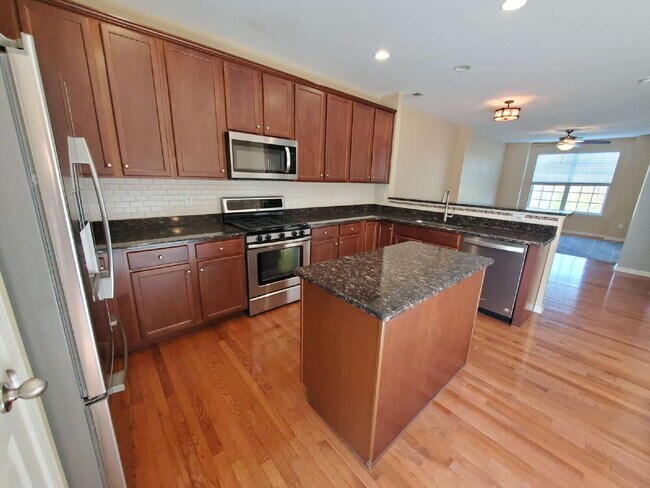 Building Photo - Impeccable 3 Bed / 2.5 Bath Townhome – Packed with Custom Upgrades!