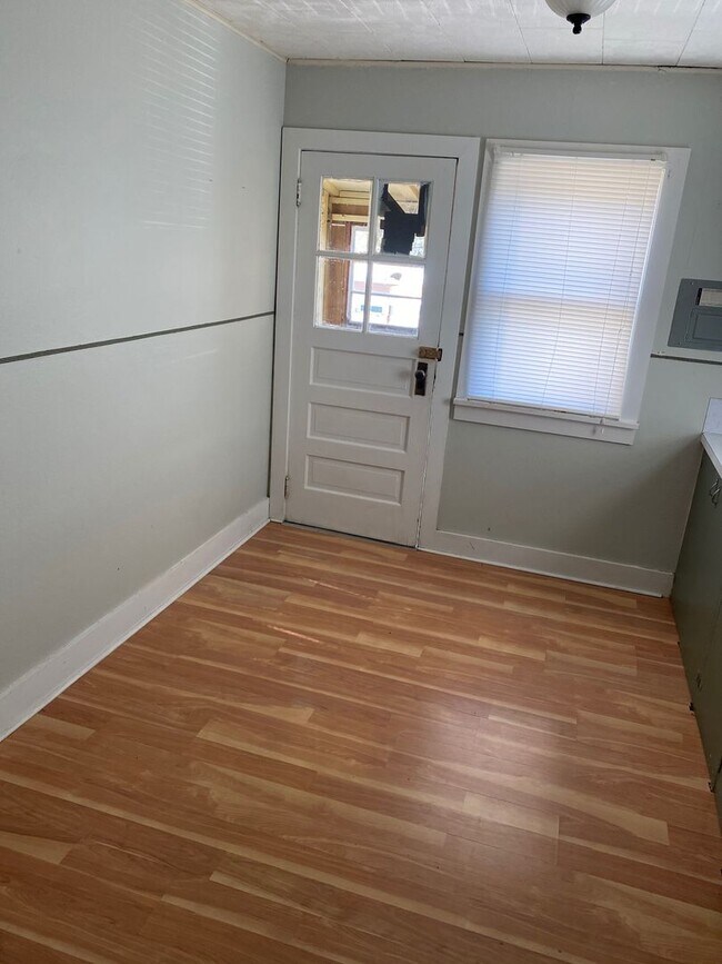 Building Photo - 606 N Prairie Ave