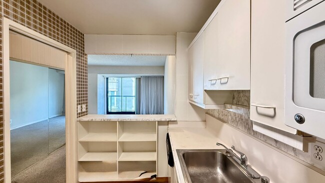 Building Photo - Comfortable Studio Living with Balcony, Parking & Storage at Daniel Burnham Court