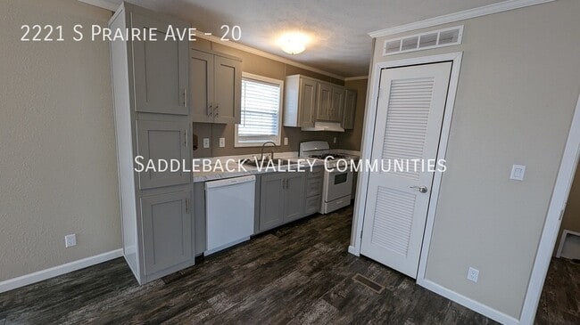 Building Photo - 2221 S Prairie Ave