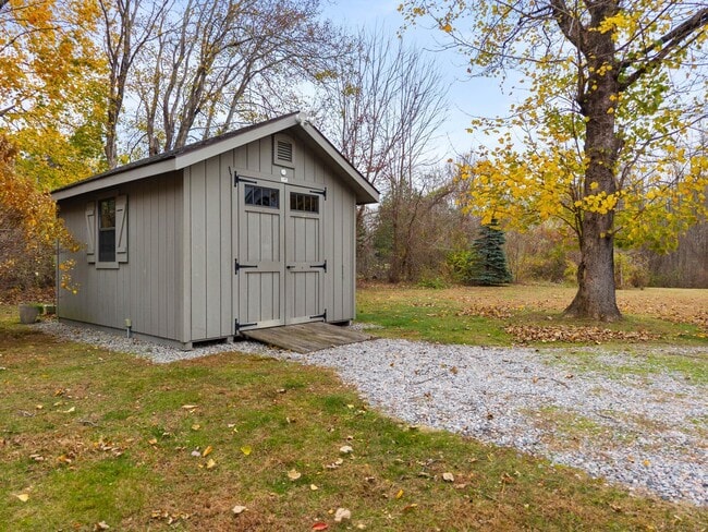 Building Photo - 138 School House Rd