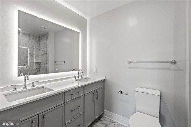 Building Photo - 811 N Columbus St