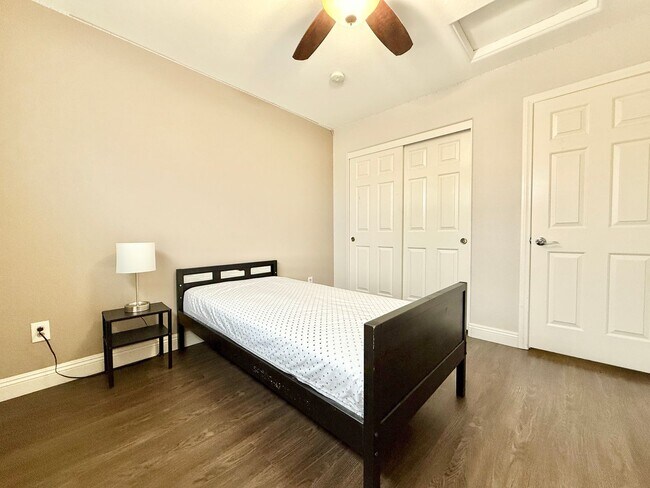 Building Photo - Charming Cul-de-Sac Home with Bonus Room & Backyard