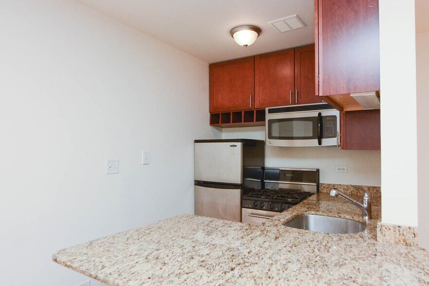Building Photo - 628 W Wrightwood Ave