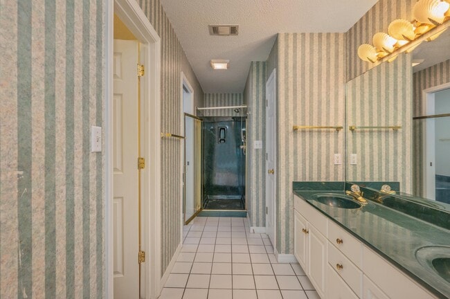 Building Photo - 437 S Shore Dr