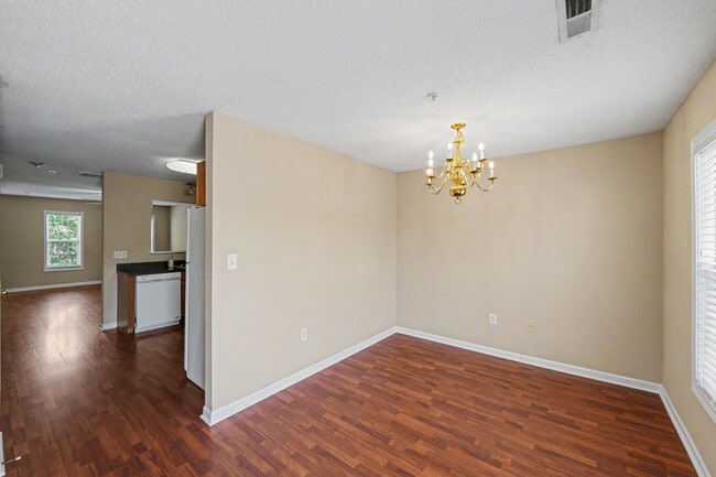 Building Photo - Spacious 2BR/2.5BA Condo with Private Deck Near Lake Norman