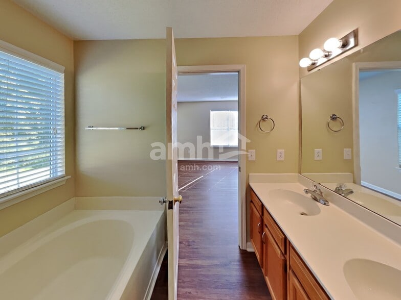 Building Photo - 7117 Daerwood Pl