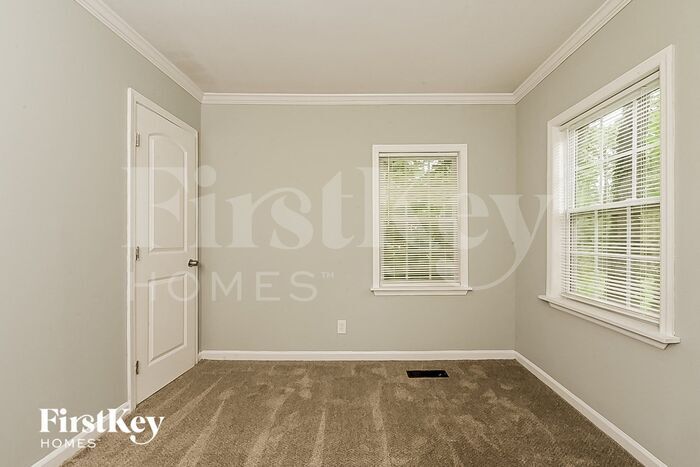 Building Photo - 2138 Pinehurst Dr