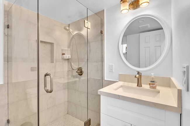 Building Photo - 1568 NE 35th St