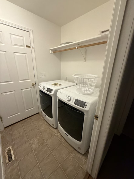 Building Photo - 1319 W Hasket Cir