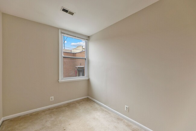 Building Photo - 2706 Ontario Rd NW